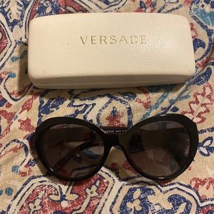 Italian Versace Sunglasses 🕶🇮🇹 with case